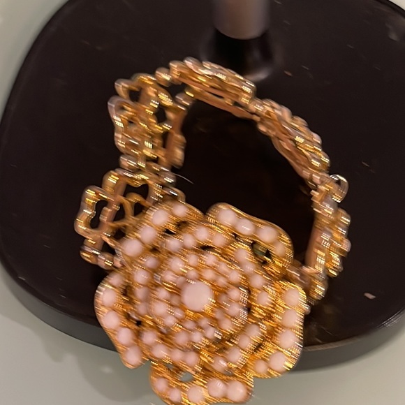 Gorgeous Bracelet Gold in color - Picture 2 of 2